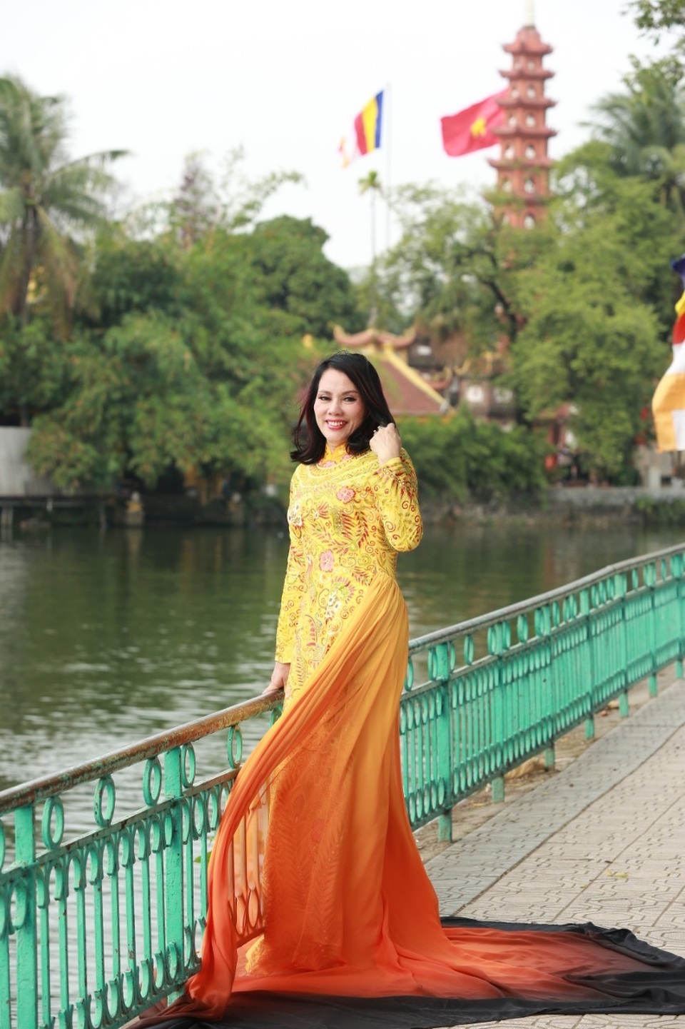 Hoa hậu thế giới doanh nhân 2019 mặc áo dài đấu giá 450 triệu đồng lễ chùa đầu năm - 5 Hoa hậu thế giới doanh nhân 2019 mặc áo dài đấu giá 450 triệu đồng lễ chùa đầu năm - 5
