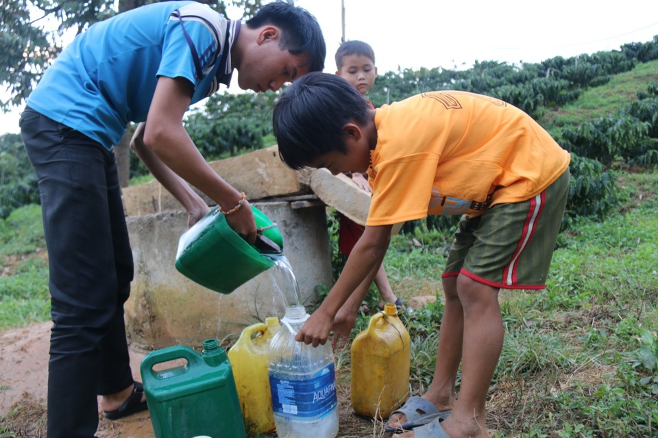 Xã nghèo nhất tỉnh “tiếc đứt ruột” nhìn công trình nước sạch bỏ không - 4 Xã nghèo nhất tỉnh “tiếc đứt ruột” nhìn công trình nước sạch bỏ không - 4