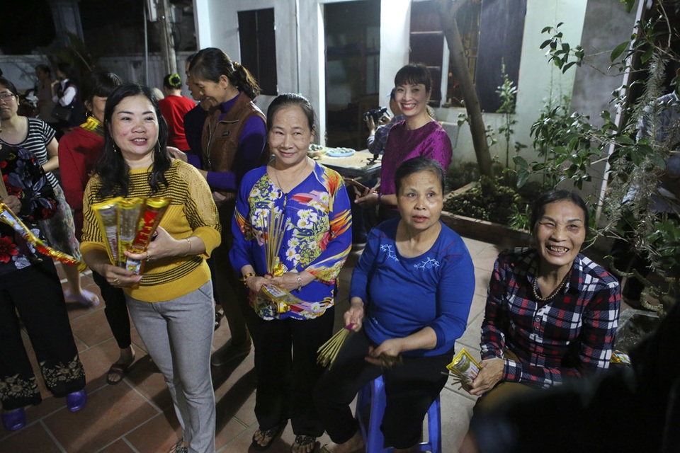 Đêm rước lửa thiêng cầu may mắn của dân làng Hà Nội - 2 Đêm rước lửa thiêng cầu may mắn của dân làng Hà Nội - 2