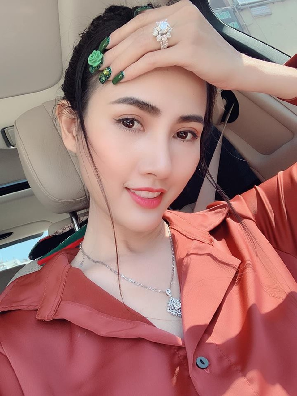 Hoa hậu Việt “trách” bạn trai đại gia tặng quà Valentine “khủng” gắn hoá đơn tùm lum - 5 Hoa hậu Việt “trách” bạn trai đại gia tặng quà Valentine “khủng” gắn hoá đơn tùm lum - 5