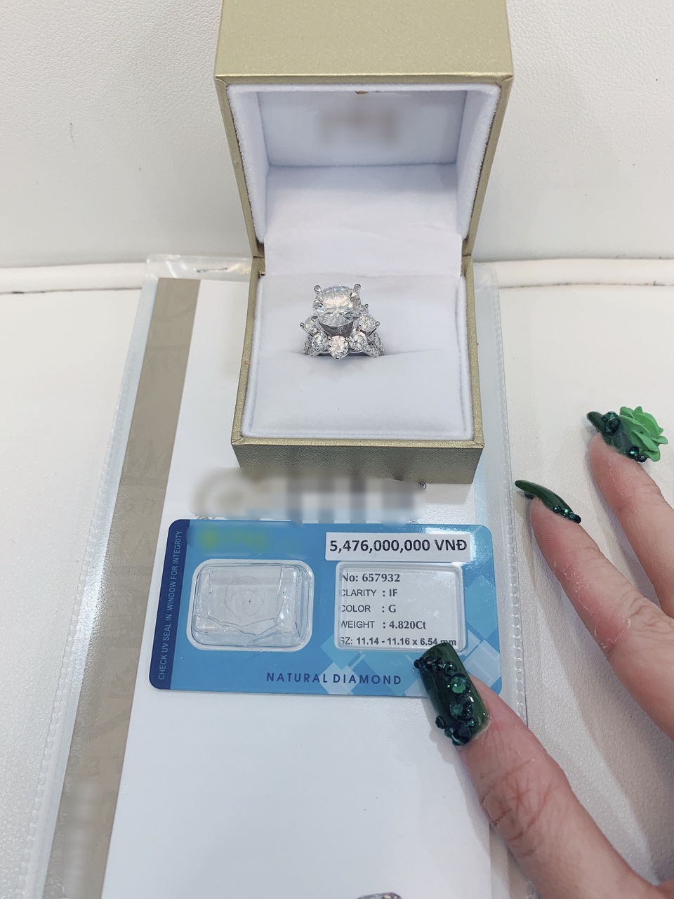 Hoa hậu Việt “trách” bạn trai đại gia tặng quà Valentine “khủng” gắn hoá đơn tùm lum - 2 Hoa hậu Việt “trách” bạn trai đại gia tặng quà Valentine “khủng” gắn hoá đơn tùm lum - 2