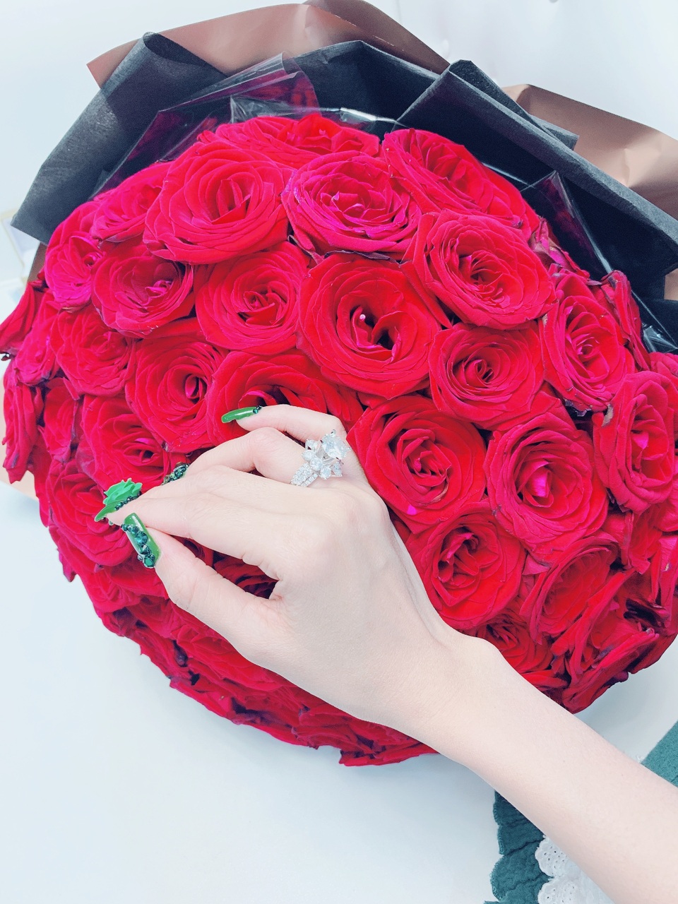 Hoa hậu Việt “trách” bạn trai đại gia tặng quà Valentine “khủng” gắn hoá đơn tùm lum - 4 Hoa hậu Việt “trách” bạn trai đại gia tặng quà Valentine “khủng” gắn hoá đơn tùm lum - 4