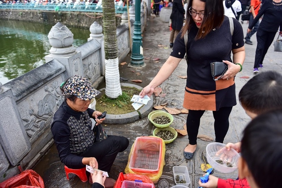 Cảnh mua bán tấp nập “rùa độc” làm lễ phóng sinh ngay trước cửa chùa - 3 Cảnh mua bán tấp nập “rùa độc” làm lễ phóng sinh ngay trước cửa chùa - 3
