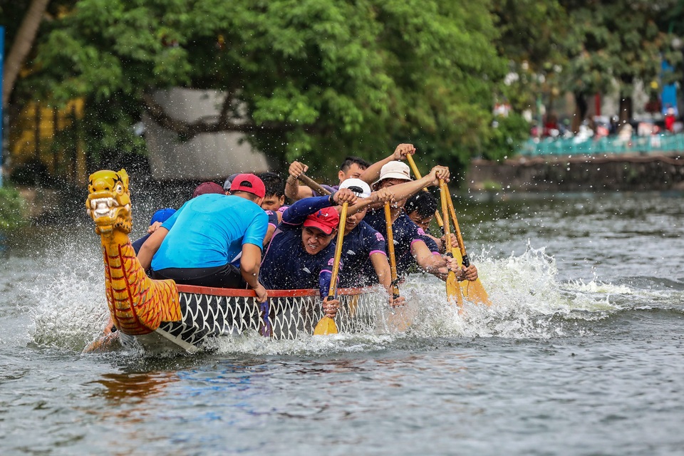 Kịch tính tranh tài bơi chải thuyền rồng trên mặt nước Hồ Tây - 7 Kịch tính tranh tài bơi chải thuyền rồng trên mặt nước Hồ Tây - 7