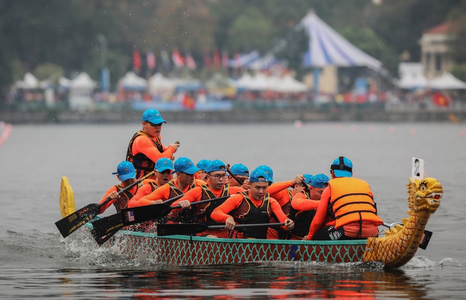 Kịch tính tranh tài bơi chải thuyền rồng trên mặt nước Hồ Tây - 6 Kịch tính tranh tài bơi chải thuyền rồng trên mặt nước Hồ Tây - 6
