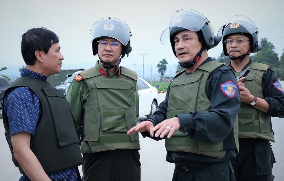 17 giờ “cân não” truy bắt nhóm đối tượng ôm hàng nóng cố thủ - 1 17 giờ “cân não” truy bắt nhóm đối tượng ôm hàng nóng cố thủ - 1