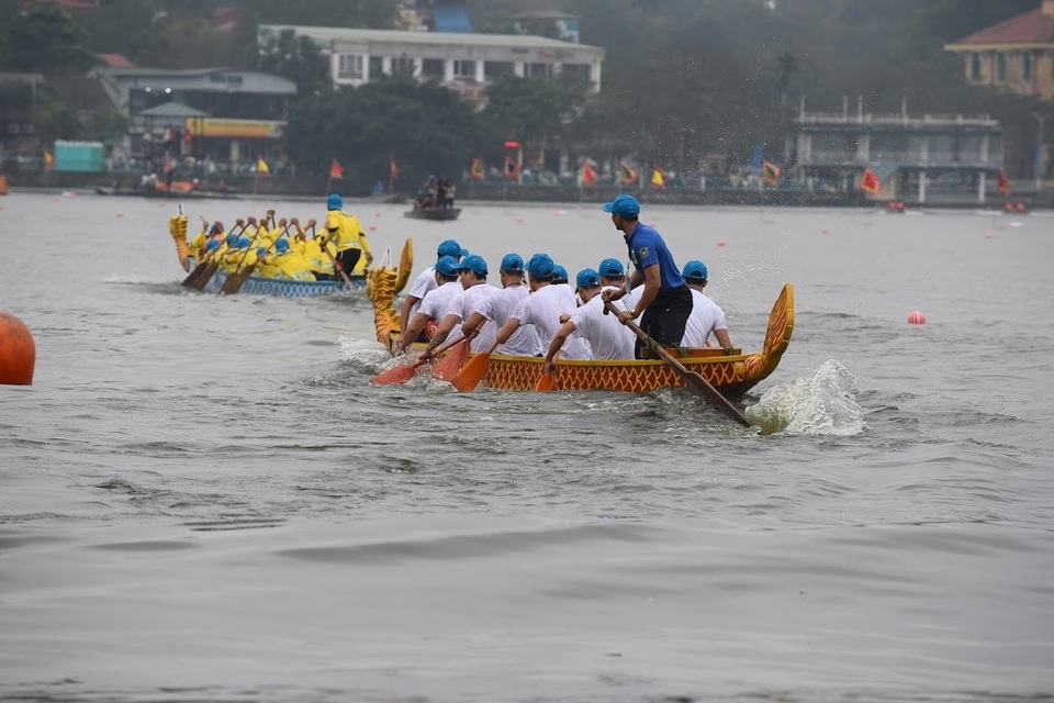 Kịch tính tranh tài bơi chải thuyền rồng trên mặt nước Hồ Tây - 11 Kịch tính tranh tài bơi chải thuyền rồng trên mặt nước Hồ Tây - 11