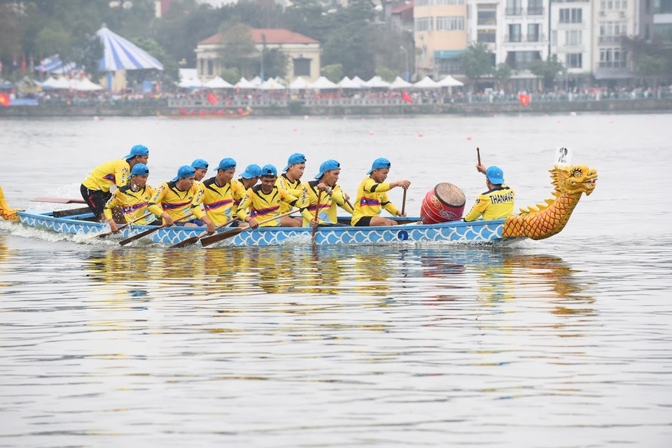 Kịch tính tranh tài bơi chải thuyền rồng trên mặt nước Hồ Tây - 8 Kịch tính tranh tài bơi chải thuyền rồng trên mặt nước Hồ Tây - 8