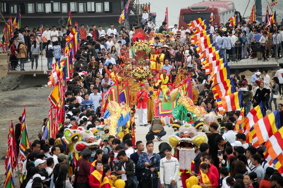Hàng nghìn người đổ về dự lễ khai hội xuân ở ngôi chùa lớn nhất thế giới - 11 Hàng nghìn người đổ về dự lễ khai hội xuân ở ngôi chùa lớn nhất thế giới - 11