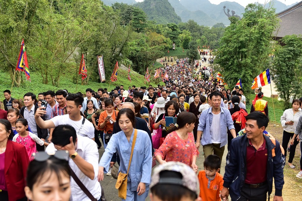 Hàng nghìn người đổ về dự lễ khai hội xuân ở ngôi chùa lớn nhất thế giới - 5 Hàng nghìn người đổ về dự lễ khai hội xuân ở ngôi chùa lớn nhất thế giới - 5