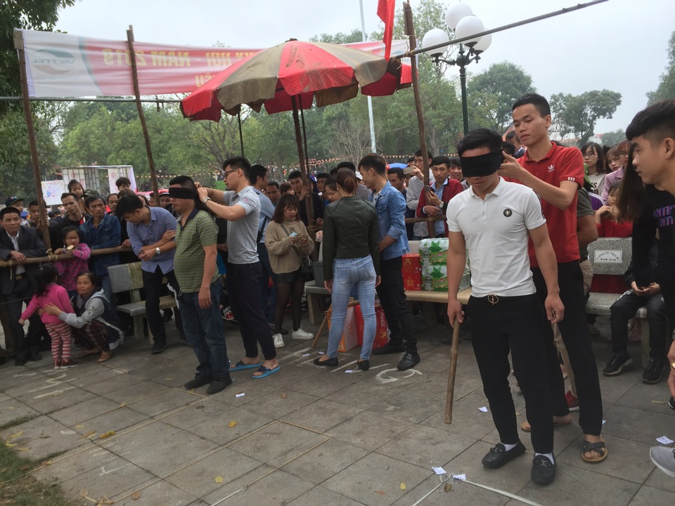 Dòng người tấp nập đổ về lễ Hội vùng Lim - 3 Dòng người tấp nập đổ về lễ Hội vùng Lim - 3