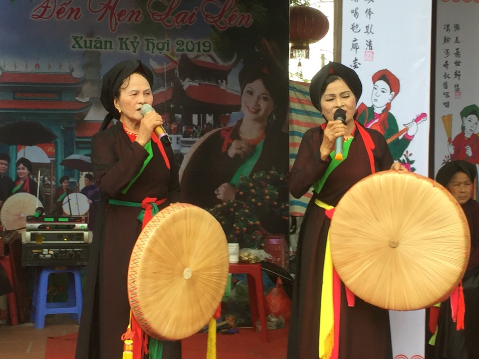 Dòng người tấp nập đổ về lễ Hội vùng Lim - 1 Dòng người tấp nập đổ về lễ Hội vùng Lim - 1