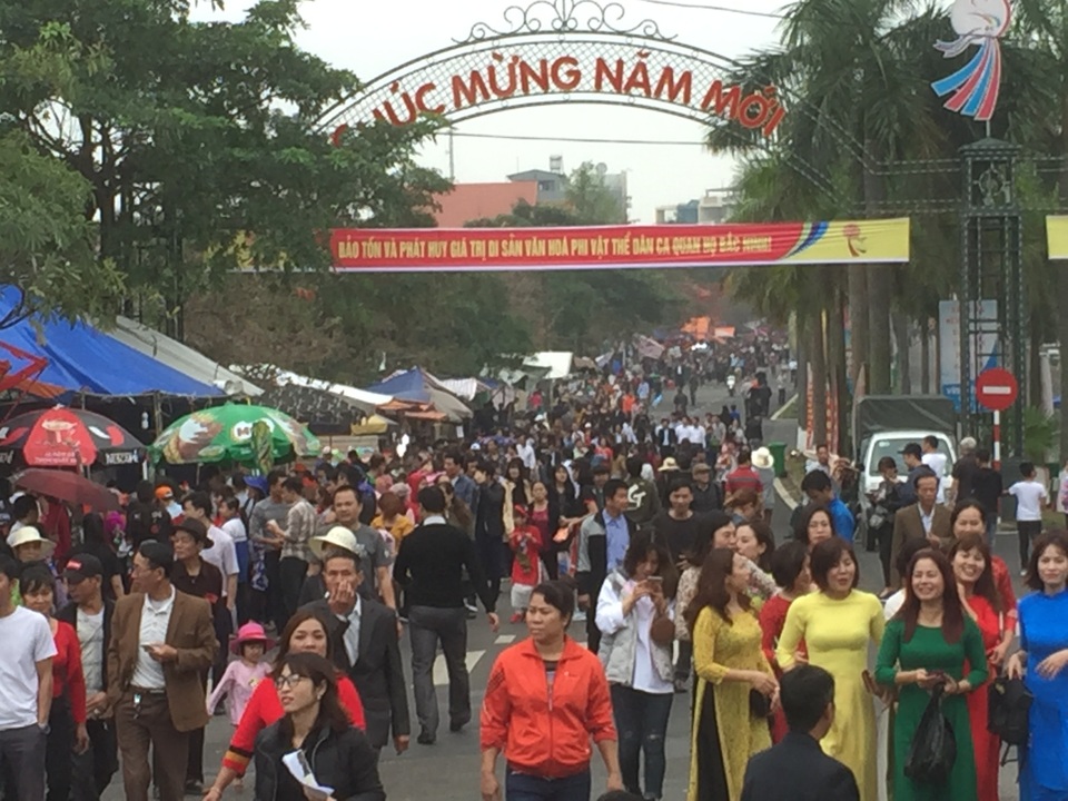 Dòng người tấp nập đổ về lễ Hội vùng Lim - 6 Dòng người tấp nập đổ về lễ Hội vùng Lim - 6