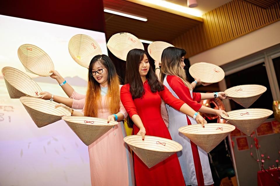Tết sum vầy của du học sinh Việt tại xứ sở sương mù - 4 Tết sum vầy của du học sinh Việt tại xứ sở sương mù - 4