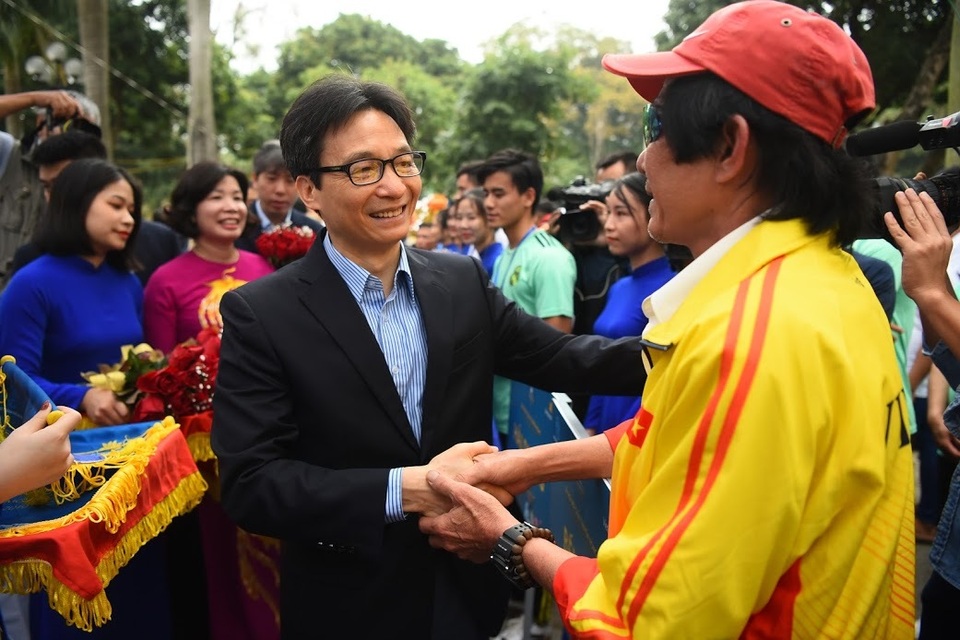 Kịch tính tranh tài bơi chải thuyền rồng trên mặt nước Hồ Tây - 2 Kịch tính tranh tài bơi chải thuyền rồng trên mặt nước Hồ Tây - 2