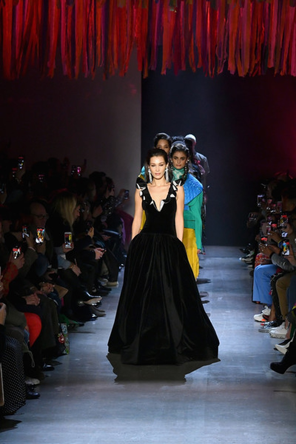Bella Hadid diện áo lấp ló ngực đầy - 11 Bella Hadid diện áo lấp ló ngực đầy - 11