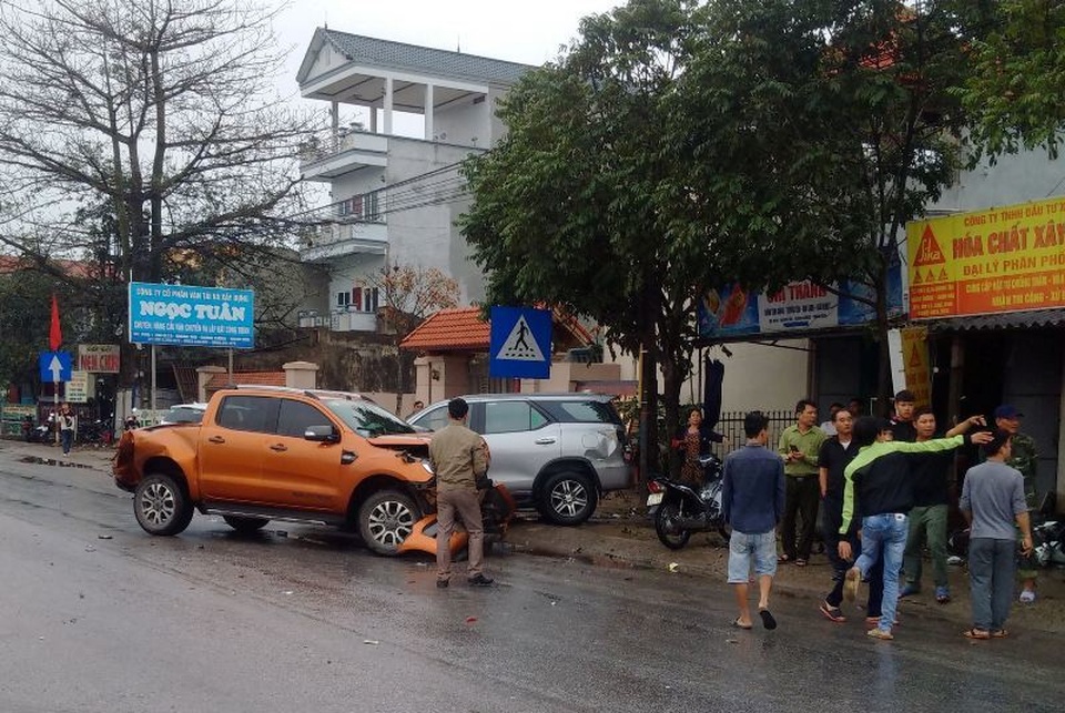 Tai nạn liên hoàn giữa 7 xe trên quốc lộ 1A, ít nhất 1 người tử vong - 5 Tai nạn liên hoàn giữa 7 xe trên quốc lộ 1A, ít nhất 1 người tử vong - 5