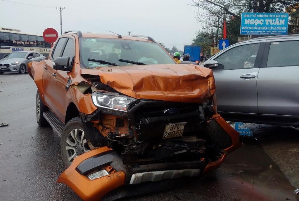 Tai nạn liên hoàn giữa 7 xe trên quốc lộ 1A, ít nhất 1 người tử vong - 3 Tai nạn liên hoàn giữa 7 xe trên quốc lộ 1A, ít nhất 1 người tử vong - 3