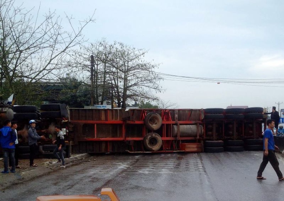 Tai nạn liên hoàn giữa 7 xe trên quốc lộ 1A, ít nhất 1 người tử vong - 2 Tai nạn liên hoàn giữa 7 xe trên quốc lộ 1A, ít nhất 1 người tử vong - 2