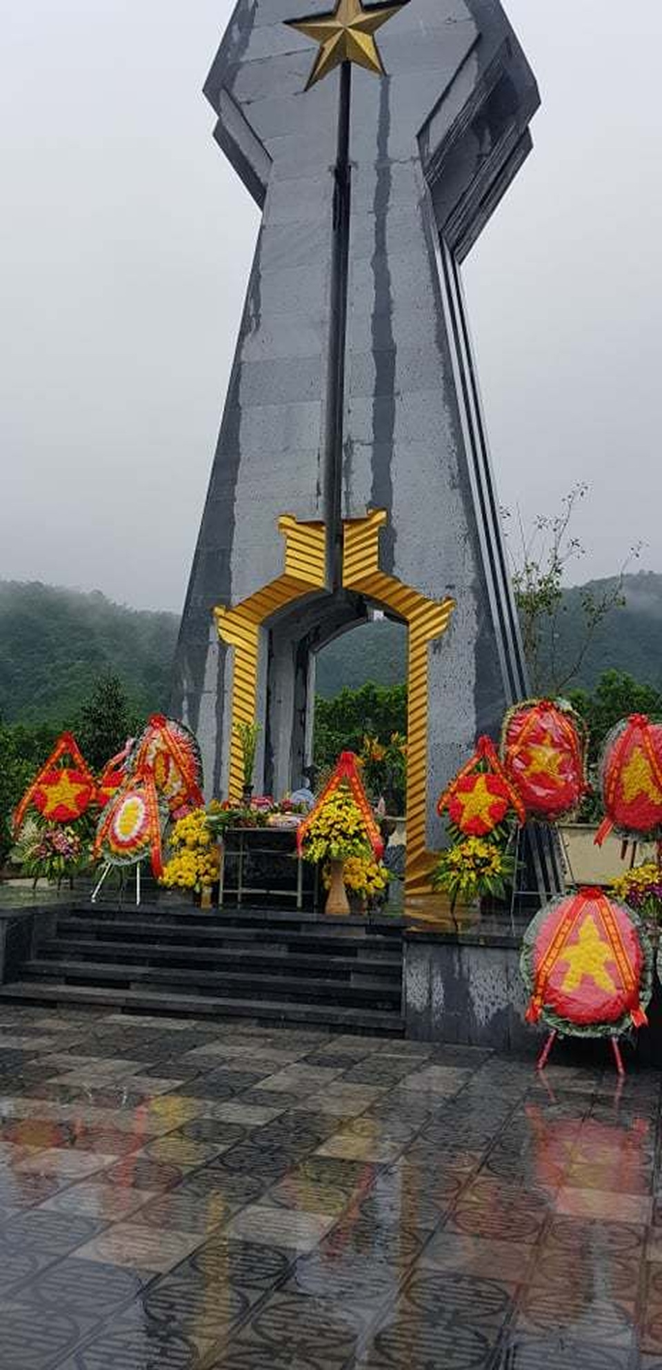 Giọt nước mắt tưởng nhớ đồng đội trên đỉnh Pò Hèn - 1 Giọt nước mắt tưởng nhớ đồng đội trên đỉnh Pò Hèn - 1