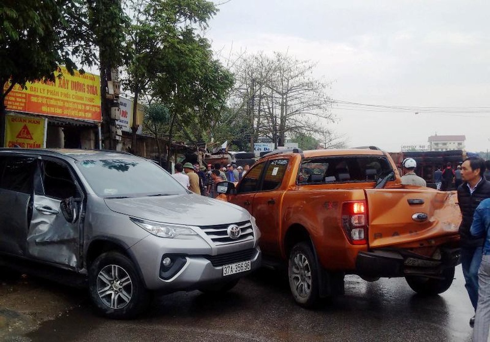 Tai nạn liên hoàn giữa 7 xe trên quốc lộ 1A, ít nhất 1 người tử vong - 1 Tai nạn liên hoàn giữa 7 xe trên quốc lộ 1A, ít nhất 1 người tử vong - 1