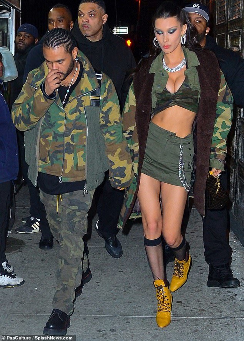 Bella Hadid diện áo lấp ló ngực đầy - 5 Bella Hadid diện áo lấp ló ngực đầy - 5