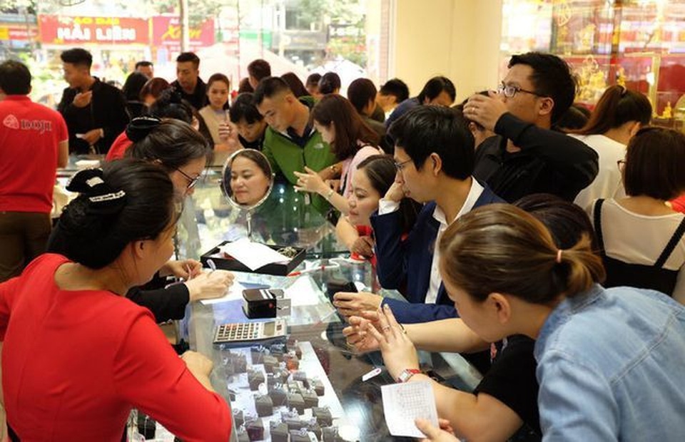 Đại gia chi 20 triệu mua bó hoa; anh thợ điều hòa tặng vợ 60 nhẫn vàng - 3 Đại gia chi 20 triệu mua bó hoa; anh thợ điều hòa tặng vợ 60 nhẫn vàng - 3