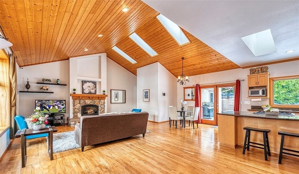 Cửa sổ trên trần nhà và cửa sổ lớn cung cấp nhiều ánh sáng tự nhiên cho ngôi nhà. Cửa sổ trên trần nhà và cửa sổ lớn cung cấp nhiều ánh sáng tự nhiên cho ngôi nhà.