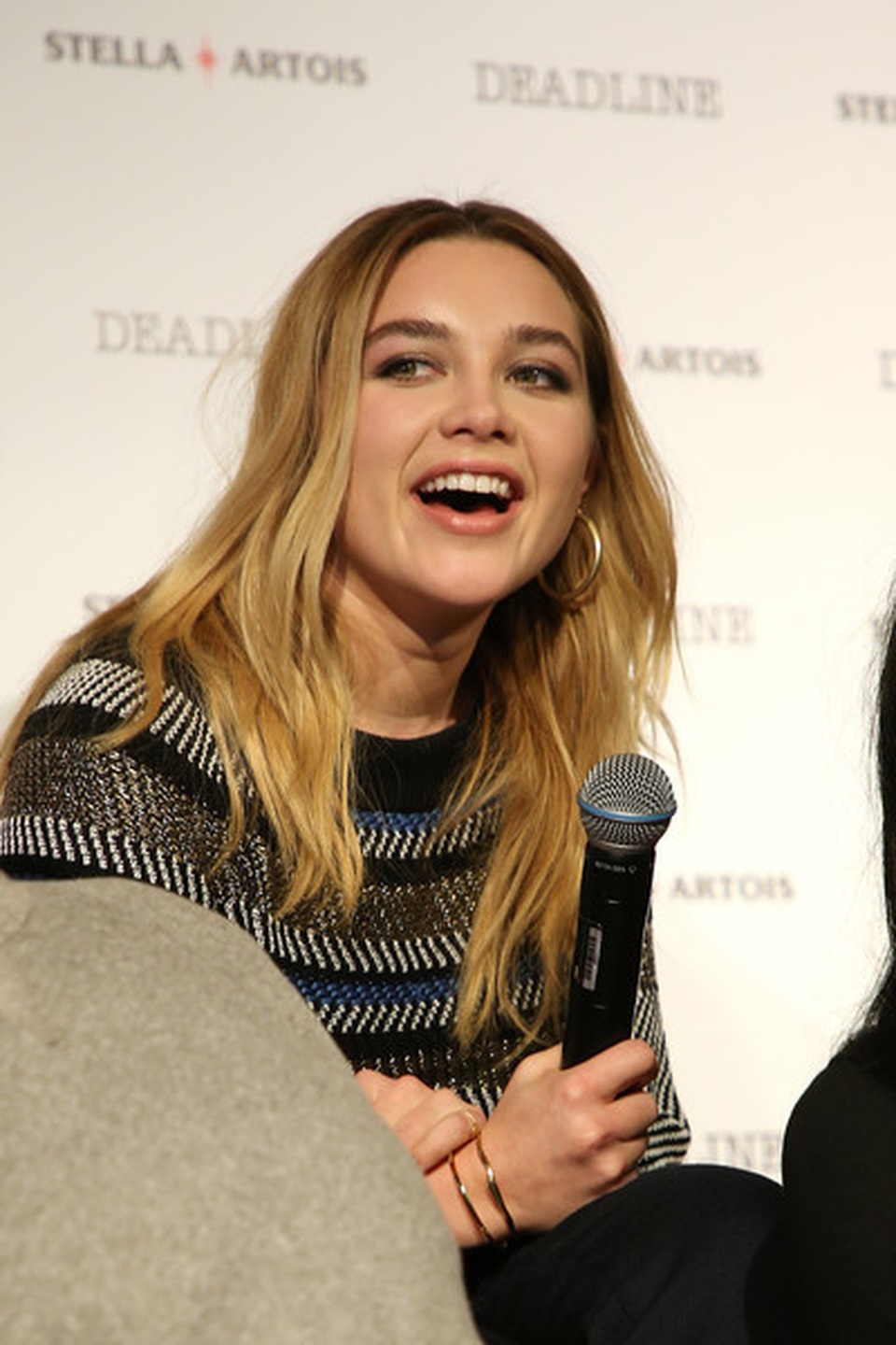 Cận cảnh làn da láng mịn của Florence Pugh - 4 Cận cảnh làn da láng mịn của Florence Pugh - 4