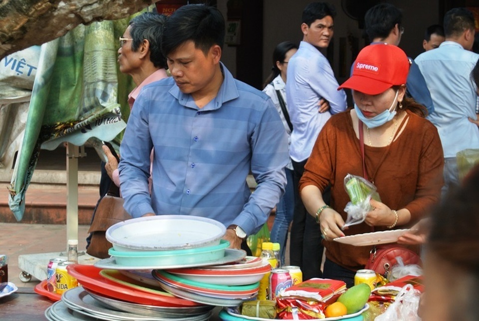 Dòng người tấp nập đổ về đền Trần cầu công danh, tài lộc - 7 Dòng người tấp nập đổ về đền Trần cầu công danh, tài lộc - 7