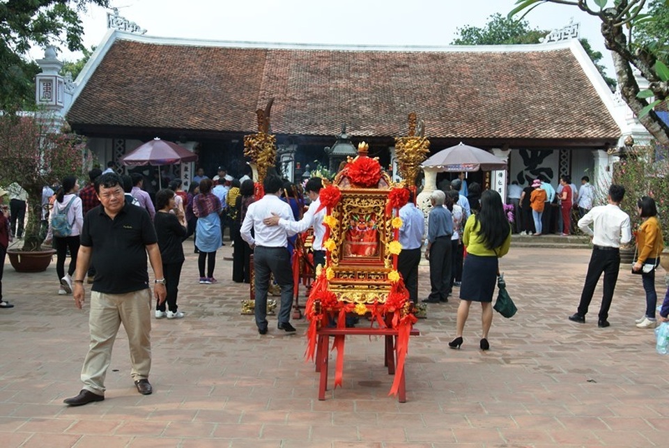 Dòng người tấp nập đổ về đền Trần cầu công danh, tài lộc - 5 Dòng người tấp nập đổ về đền Trần cầu công danh, tài lộc - 5