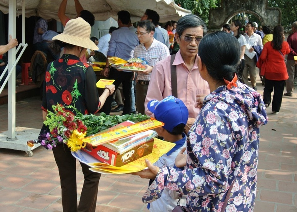 Dòng người tấp nập đổ về đền Trần cầu công danh, tài lộc - 4 Dòng người tấp nập đổ về đền Trần cầu công danh, tài lộc - 4