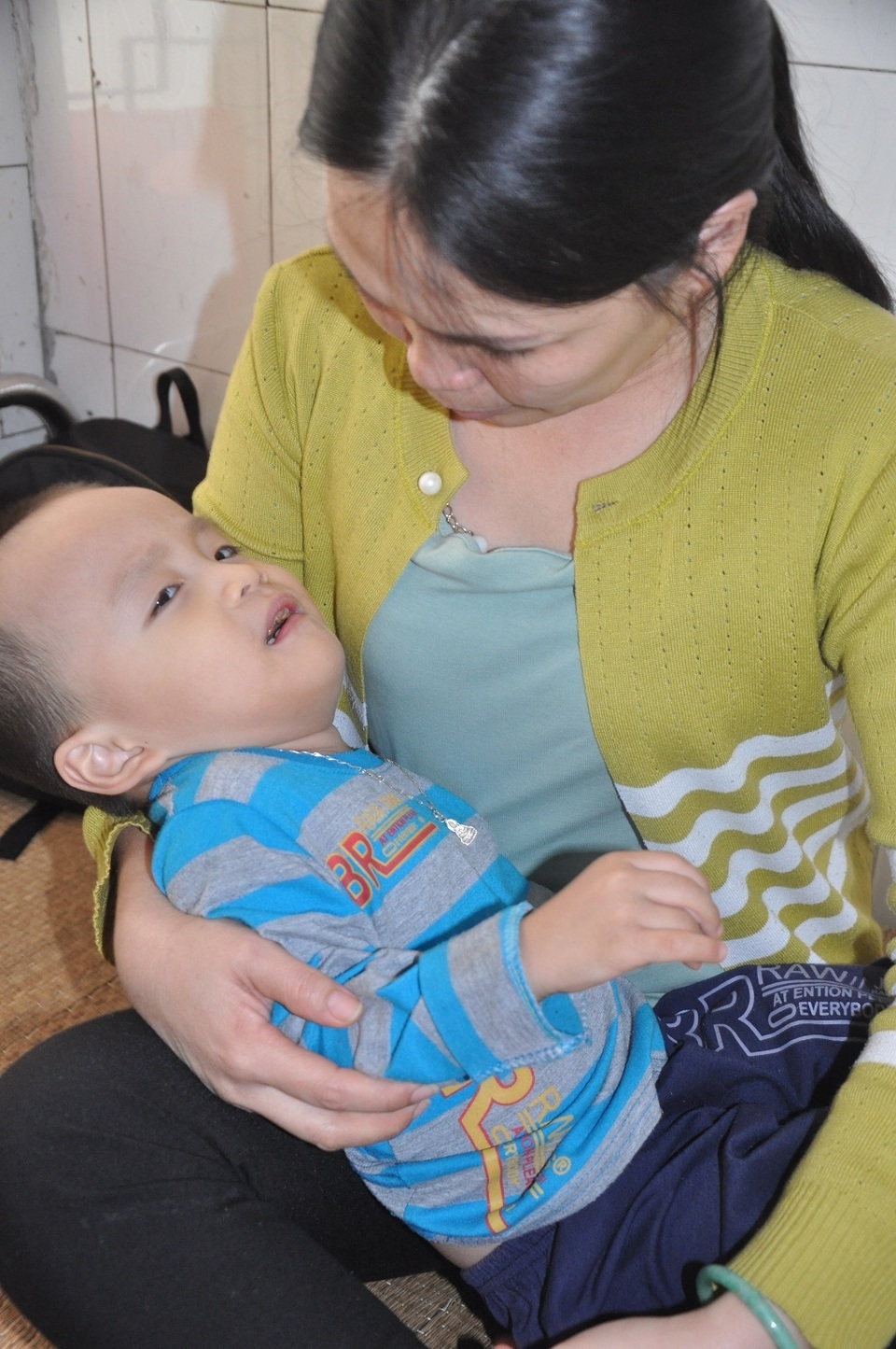 Nghẹn ngào cảnh mẹ đơn thân mong cứu con khỏi bệnh bại não - 5 Nghẹn ngào cảnh mẹ đơn thân mong cứu con khỏi bệnh bại não - 5