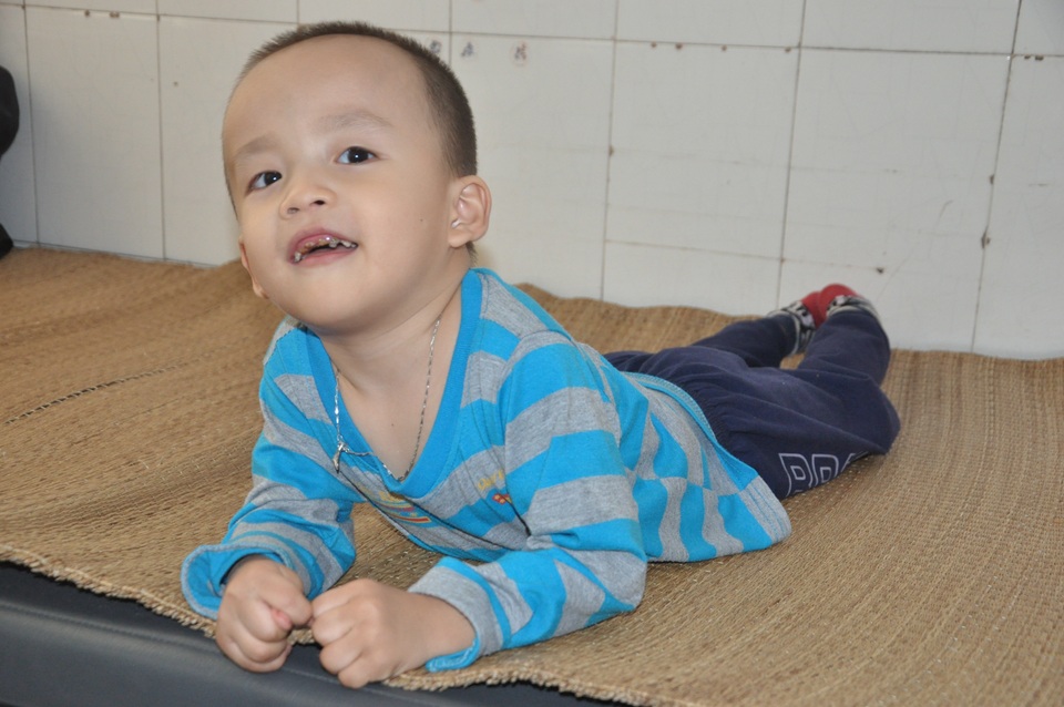 Nghẹn ngào cảnh mẹ đơn thân mong cứu con khỏi bệnh bại não - 7 Nghẹn ngào cảnh mẹ đơn thân mong cứu con khỏi bệnh bại não - 7