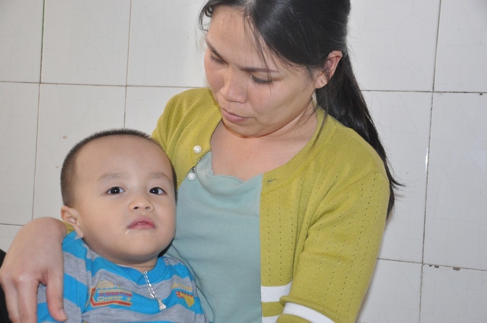 Nghẹn ngào cảnh mẹ đơn thân mong cứu con khỏi bệnh bại não - 1 Nghẹn ngào cảnh mẹ đơn thân mong cứu con khỏi bệnh bại não - 1