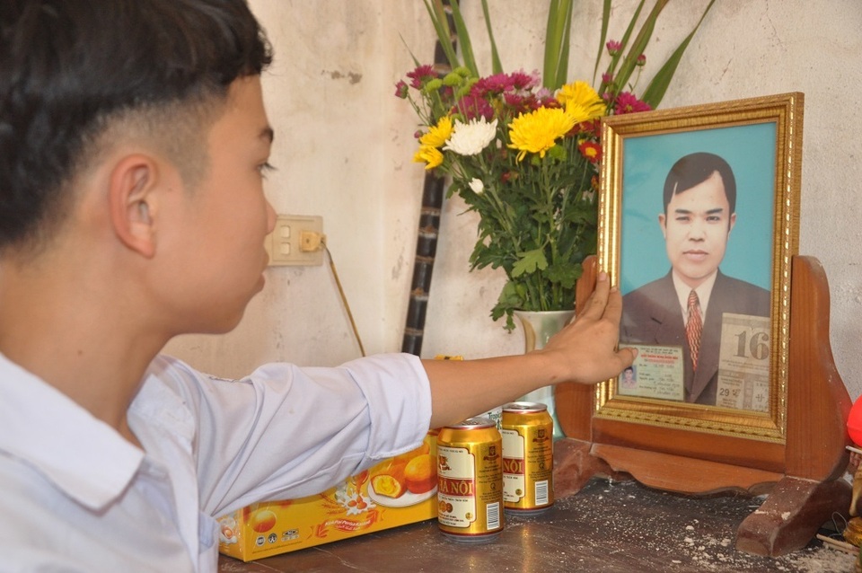 Nước mắt cay đắng của cậu bé mất cả cha lẫn mẹ - 3 Nước mắt cay đắng của cậu bé mất cả cha lẫn mẹ - 3