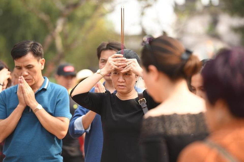 Dòng người tấp nập đổ về đền Trần cầu công danh, tài lộc - 9 Dòng người tấp nập đổ về đền Trần cầu công danh, tài lộc - 9