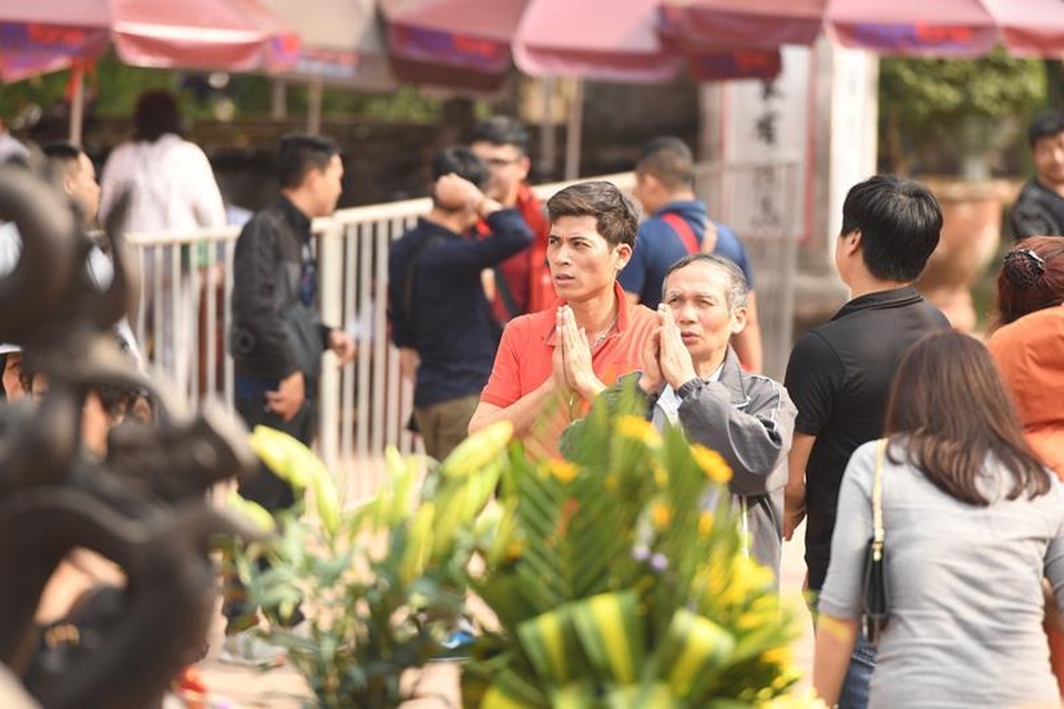 Dòng người tấp nập đổ về đền Trần cầu công danh, tài lộc - 11 Dòng người tấp nập đổ về đền Trần cầu công danh, tài lộc - 11