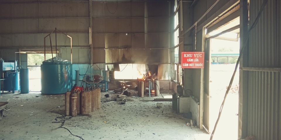 Nổ khí gas tại cơ sở sang chiết, 3 người bỏng nặng - 1 Nổ khí gas tại cơ sở sang chiết, 3 người bỏng nặng - 1