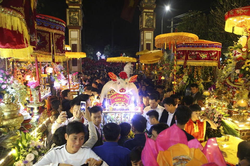 Đám rước 17 ông lợn trang trí cầu kỳ của người dân La Phù - 10 Đám rước 17 ông lợn trang trí cầu kỳ của người dân La Phù - 10