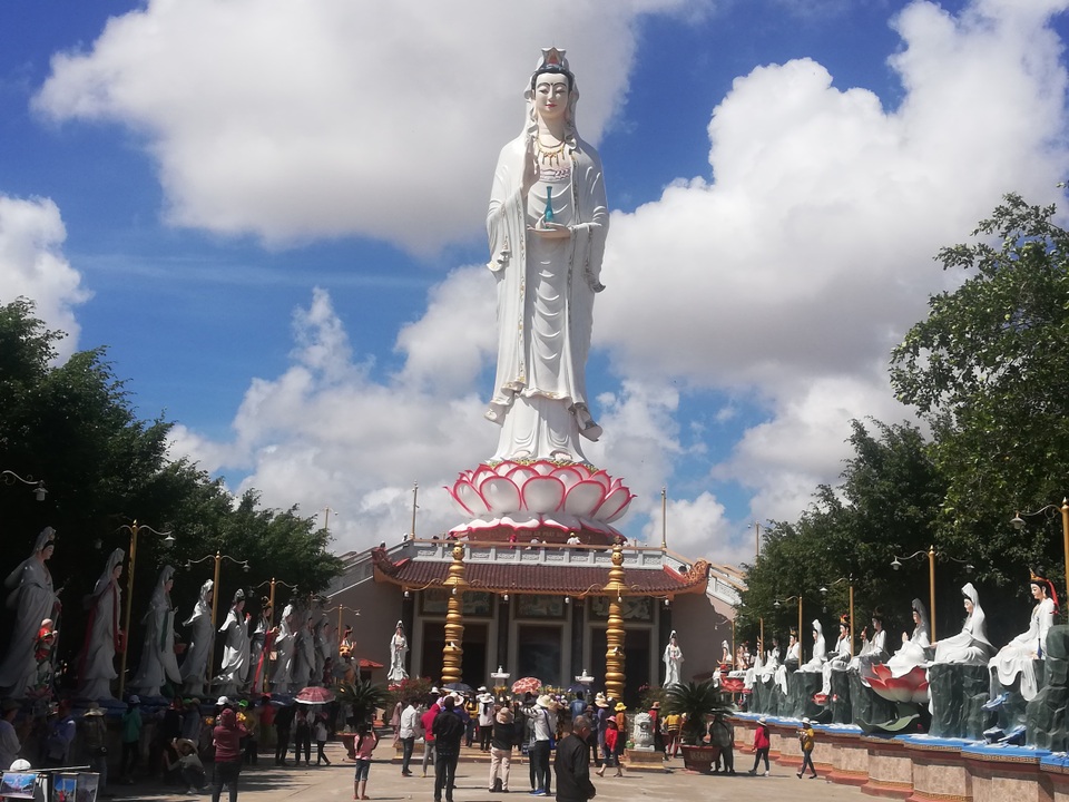 Đầu năm, thăm ngôi chùa có tượng Phật Quan Âm cao nhất miền Tây - 1 Đầu năm, thăm ngôi chùa có tượng Phật Quan Âm cao nhất miền Tây - 1