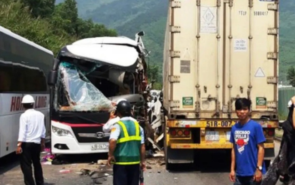 Xe khách nát bươm sau khi tông xe container, 13 du khách nhập viện - 3 Xe khách nát bươm sau khi tông xe container, 13 du khách nhập viện - 3