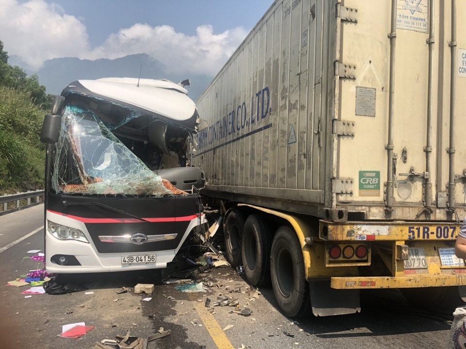 Xe khách nát bươm sau khi tông xe container, 13 du khách nhập viện - 2 Xe khách nát bươm sau khi tông xe container, 13 du khách nhập viện - 2