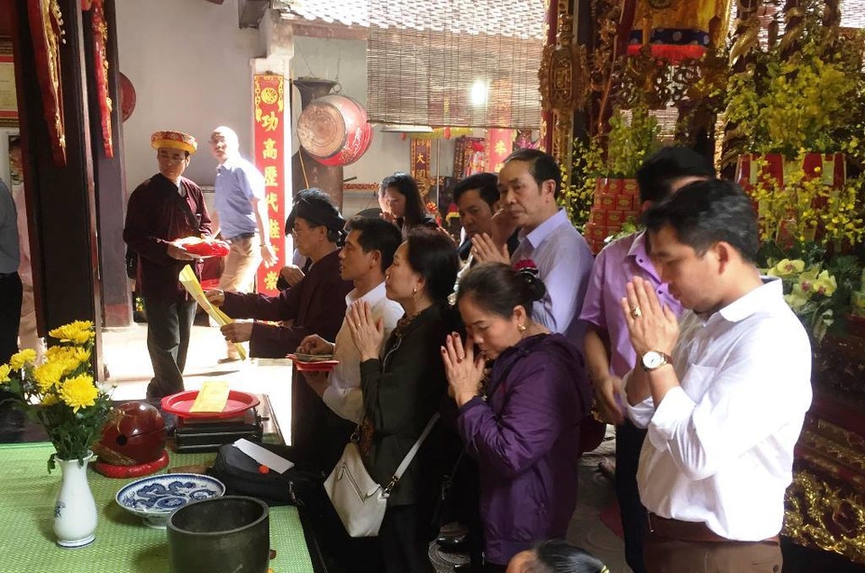 Dòng người tấp nập đổ về đền Trần cầu công danh, tài lộc - 12 Dòng người tấp nập đổ về đền Trần cầu công danh, tài lộc - 12