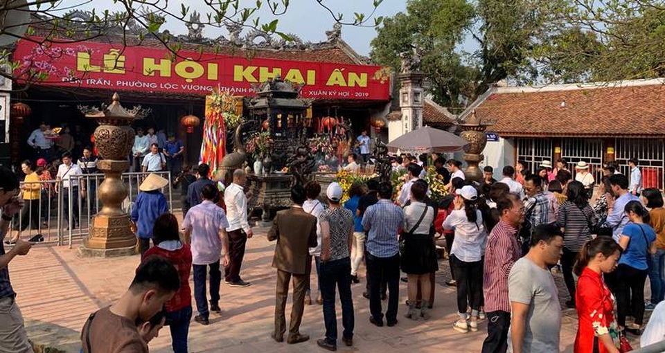 Dòng người tấp nập đổ về đền Trần cầu công danh, tài lộc - 1 Dòng người tấp nập đổ về đền Trần cầu công danh, tài lộc - 1