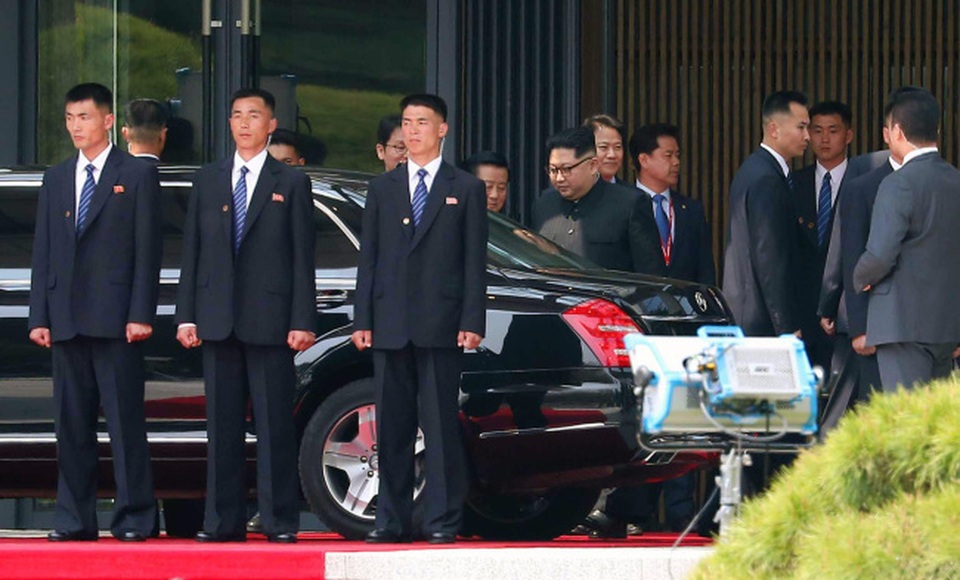 Lá chắn thép kiên cố bảo vệ ông Kim Jong-un trong các chuyến công du - 3 Lá chắn thép kiên cố bảo vệ ông Kim Jong-un trong các chuyến công du - 3