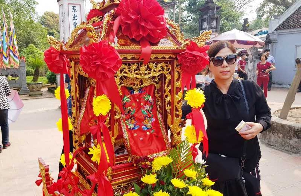 Thi nhau bỏ tiền vào kiệu rước ấn lấy may - 2 Thi nhau bỏ tiền vào kiệu rước ấn lấy may - 2