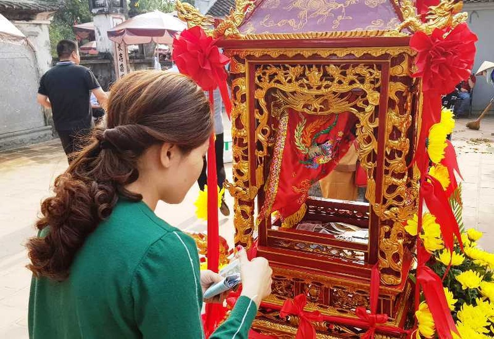 Thi nhau bỏ tiền vào kiệu rước ấn lấy may - 4 Thi nhau bỏ tiền vào kiệu rước ấn lấy may - 4