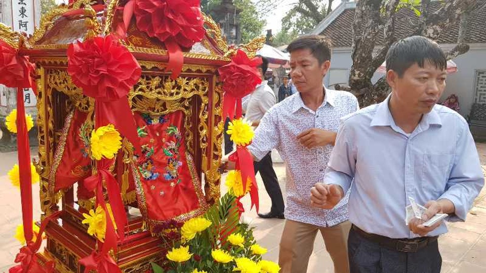 Thi nhau bỏ tiền vào kiệu rước ấn lấy may - 3 Thi nhau bỏ tiền vào kiệu rước ấn lấy may - 3