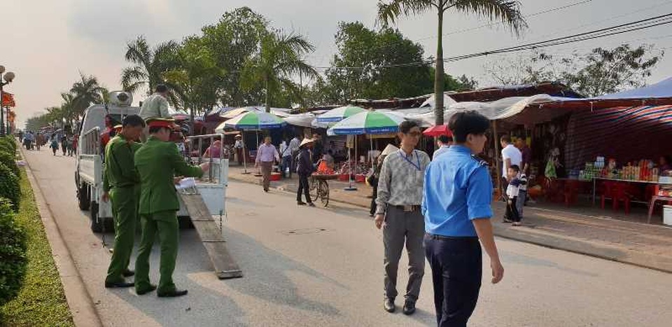 Thi nhau bỏ tiền vào kiệu rước ấn lấy may - 1 Thi nhau bỏ tiền vào kiệu rước ấn lấy may - 1